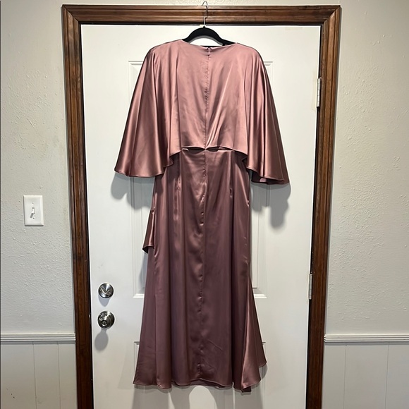 Dainty Jewells Mauve Crew neck Cape 3/4 sleeve Ruffled Gown Size MEDIUM Large - Picture 12 of 16